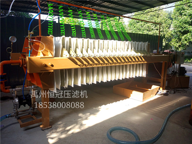 機(jī)械行業(yè)污泥處置現(xiàn)場(chǎng)